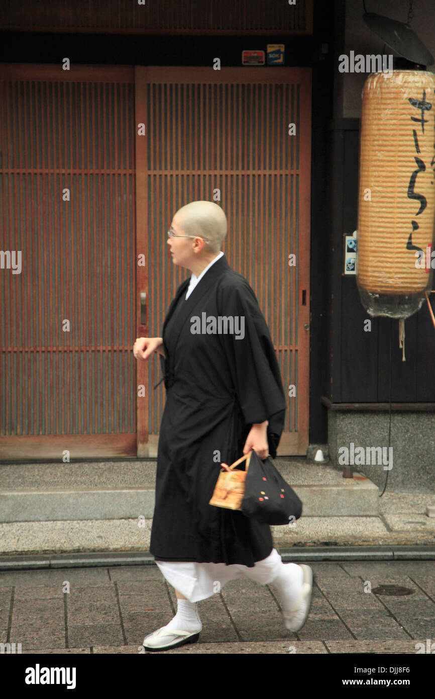 Japan, Kyoto, Gion, Straßenszene, buddhistische Nonne, Stockfoto