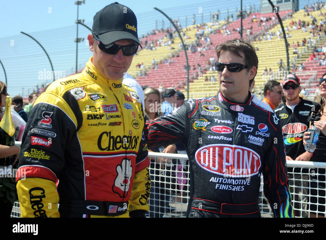 8. August 2010 - Watkins Glen, New York, Vereinigte Staaten von Amerika - 8. August 2010: JEFF GORDON (rechts) Fahrer des Dupont Chevrolet spricht mit CLINT BOWYER den Fahrer des Cheerios/Hamburger Helper Chevrolet vor Fahrer Einführungen Übles zuliebe! Sauerrahm-Dips an der Glen-Sprint-Cup-Rennen in Watkins Glen International, Watkins Glen, New York... Obligatorische Credit: Michael John Stockfoto