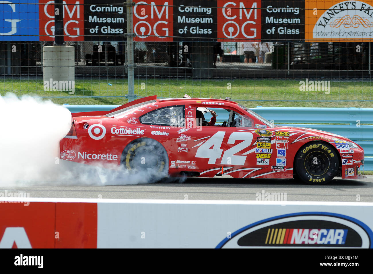 8. August 2010 - Watkins Glen, New York, Vereinigte Staaten von Amerika - 8. August 2010: Montoya führt ein Burn-out nach der Aufnahme des Sieg in der Übles gut! Sauerrahm-Dips an der Glen-Sprint-Cup-Rennen in Watkins Glen International, Watkins Glen, New York... Obligatorische Credit: Michael Johnson / Southcreek Global (Kredit-Bild: © Southcreek Global/ZUMApress.com) Stockfoto