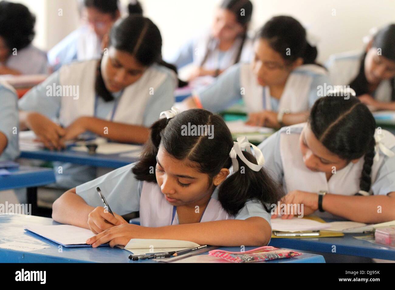 Dhaka, 20. November 2013. Bangladesch sitzen Studenten für primär Untersuchungen in Dhaka. Stockfoto