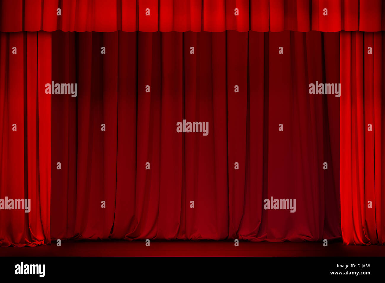 roter Vorhang auf Theater oder Kino Bühne weit offen Stockfoto