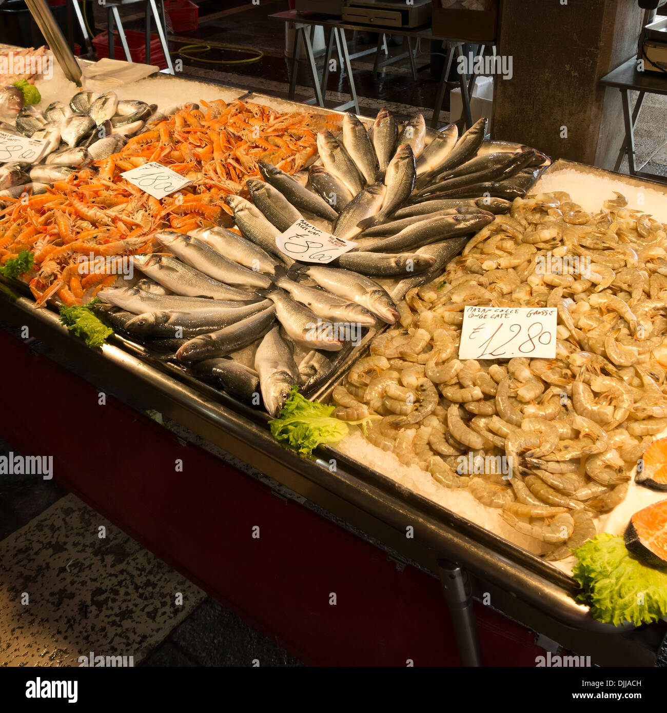 Anzeige von frischem Fisch am Marktstand, Fischmarkt Mercato di Rialto, Venedig, Italien Stockfoto