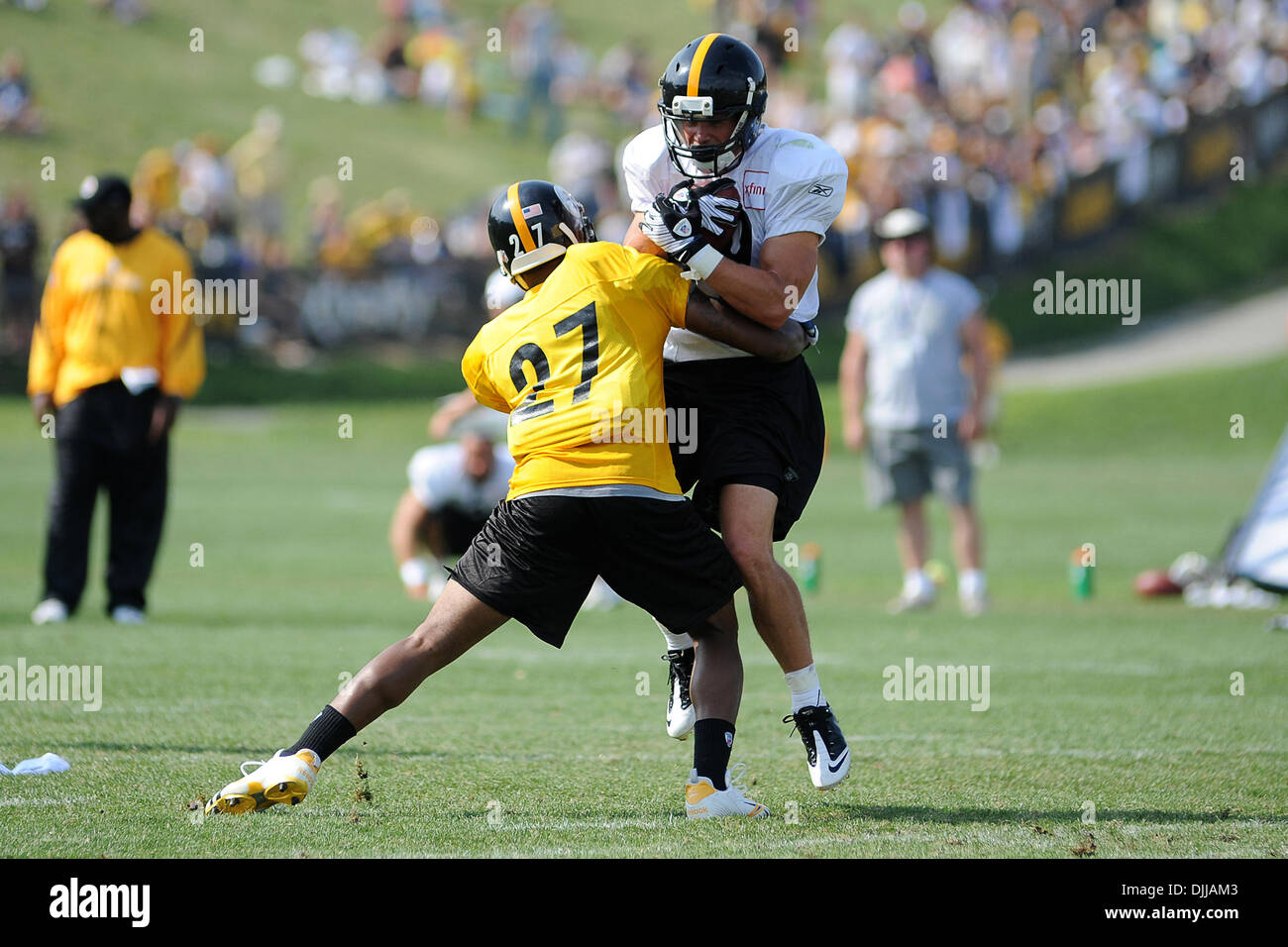 9. August 2010 - Latrobe, PENNSYLVANNIA, Vereinigte Staaten von Amerika - 9. August 2010: Pittsburgh Steelers Ecke zurück JOE BURNETT (27) stoppt Pittsburgh Steelers Wide Receiver TYLER GRISHAM (19) während einer vorbeifahrenden Drill am Trainingslager am St. Vincent College in Latrobe, Pennsylvania... OBLIGATORISCHE CREDIT: DEAN BEATTIE / SOUTHCREEK GLOBAL (Kredit-Bild: © Southcreek Global/ZUMApress.com) Stockfoto