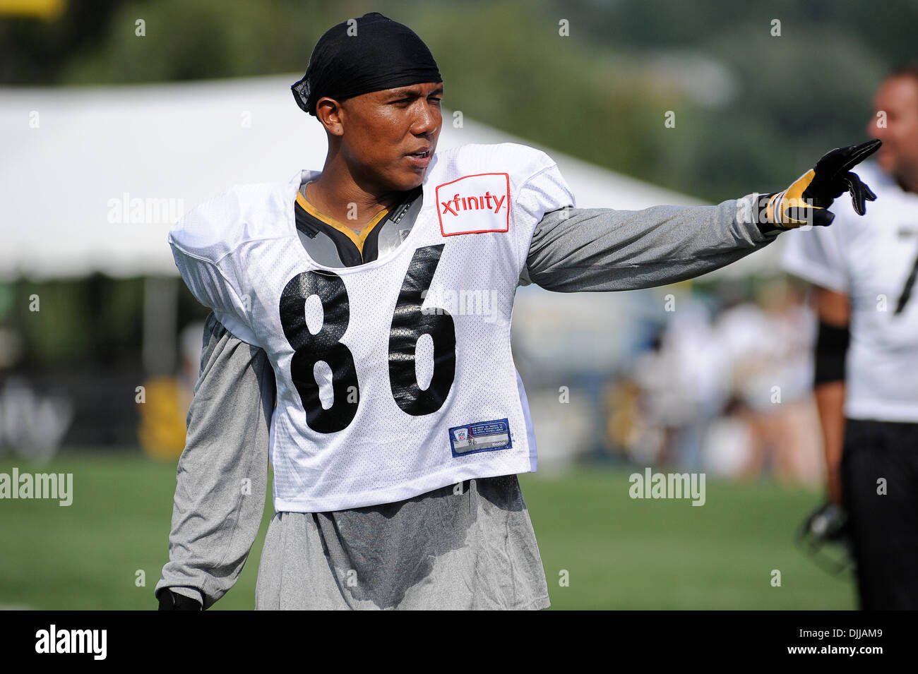 9. August 2010 - Latrobe, PENNSYLVANNIA, Vereinigte Staaten von Amerika - 9. August 2010: Pittsburgh Steelers Wide Receiver HINES WARD (86) Wellen mit den Fans an der Seitenlinie während des Trainingslagers am St. Vincent College in Latrobe, Pennsylvania... OBLIGATORISCHE CREDIT: DEAN BEATTIE / SOUTHCREEK GLOBAL (Kredit-Bild: © Southcreek Global/ZUMApress.com) Stockfoto