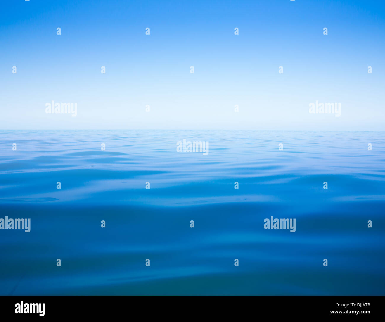 Ozean oder Meer oder See Wasserfläche mit Horizont Stockfoto