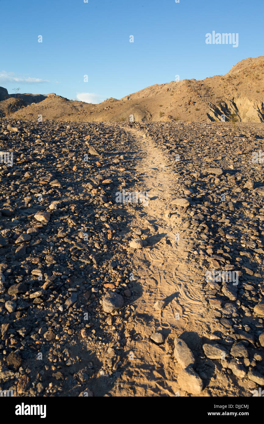 Anza-Borrego Desert State Park, San Diego, Kalifornien. 9. Januar 2012. Ein Wanderweg auf den Wind Höhlen geologische Formation. Stockfoto