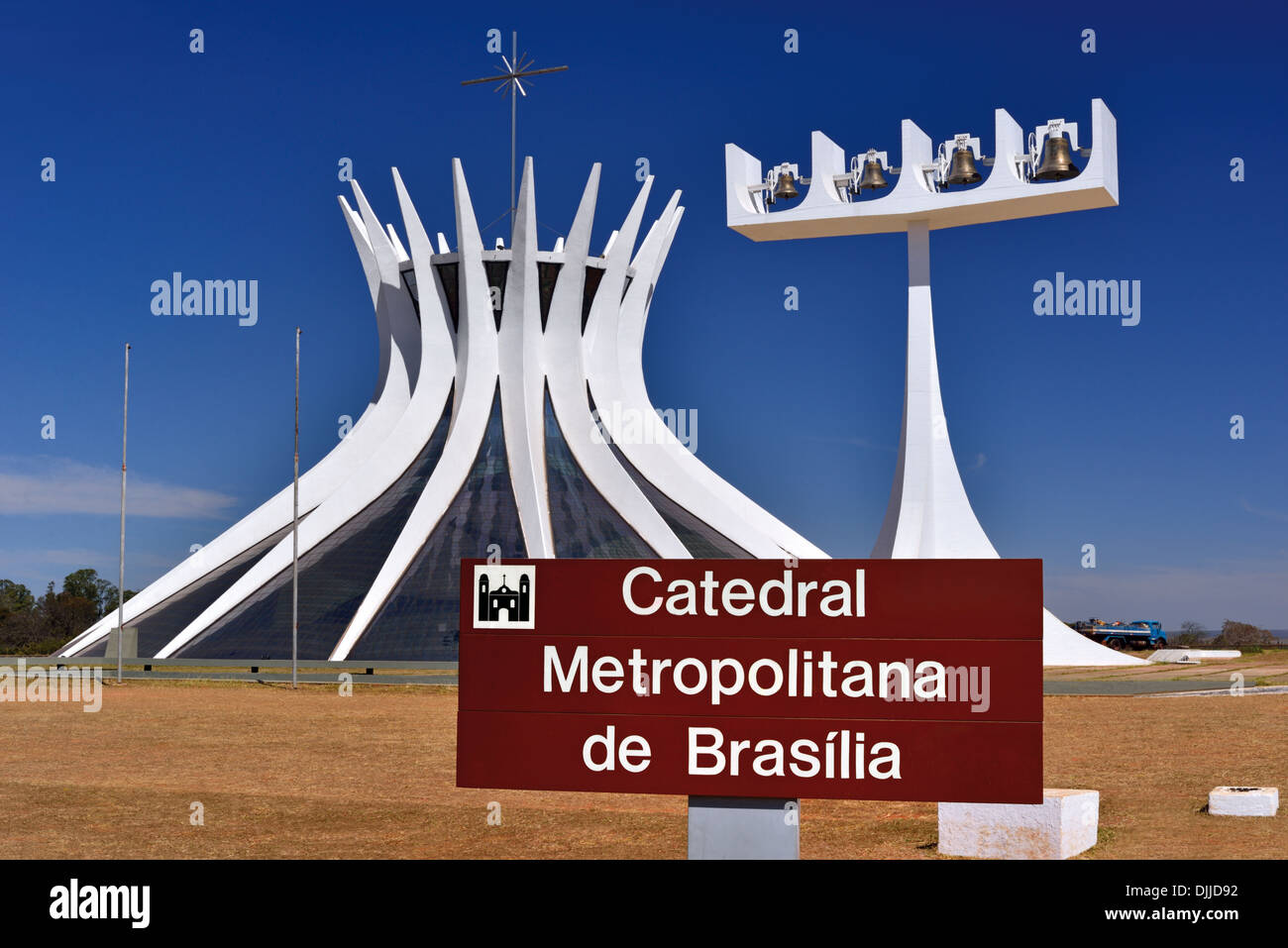 Brasilien, Brasilia: Metropolitan Kathedrale Nossa Senhora da Aparecida mit Glockenturm von Oscar Niemeyer Stockfoto