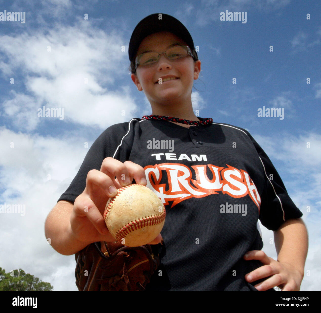 11. August 2010 - Plant City, Florida, USA - CHELSEA BAKER zeigt ihre Kugelgriff für den Achsschenkel Ball Pitch liefert sie.  Dreizehn Jahre alten Bäcker, Florida kleine Liga Phenom, wurde vor kurzem vorgestellten auf ESPN als möglicherweise des Landes größte kleine Liga Krug. Sie hat eine böse Knuckleball, die sie gelernt aus der späten Joe Niekro, ein pensionierter Major League Pitcher, der ihrem ehemaligen war Stockfoto