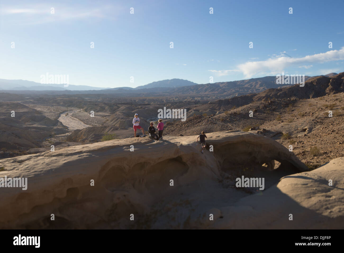 Wanderer erkunden die Wind Höhlen Bereich der Anza-Borrego State Park in San Diego County, Kalifornien. Stockfoto