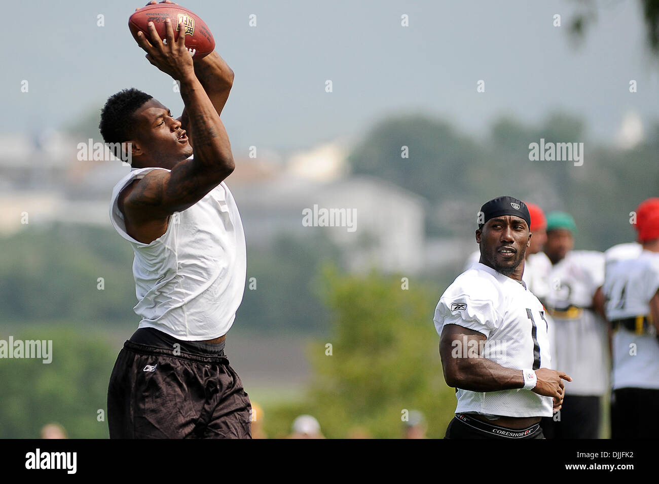 12. August 2010 - Latrobe, PENNSYLVANNIA, Vereinigte Staaten von Amerika - 12. August 2010: Pittsburgh Steelers Runningback STEFAN LOGAN (11) (R) beobachtet, wie Pittsburgh Steelers Wide Receiver MIKE WALLACE (17) einen springenden Haken während des Trainingslagers am St. Vincent College in Latrobe, Pennsylvania macht... OBLIGATORISCHE CREDIT: DEAN BEATTIE / SOUTHCREEK GLOBAL (Kredit-Bild: © Southcreek Global/ZUMApress.c Stockfoto