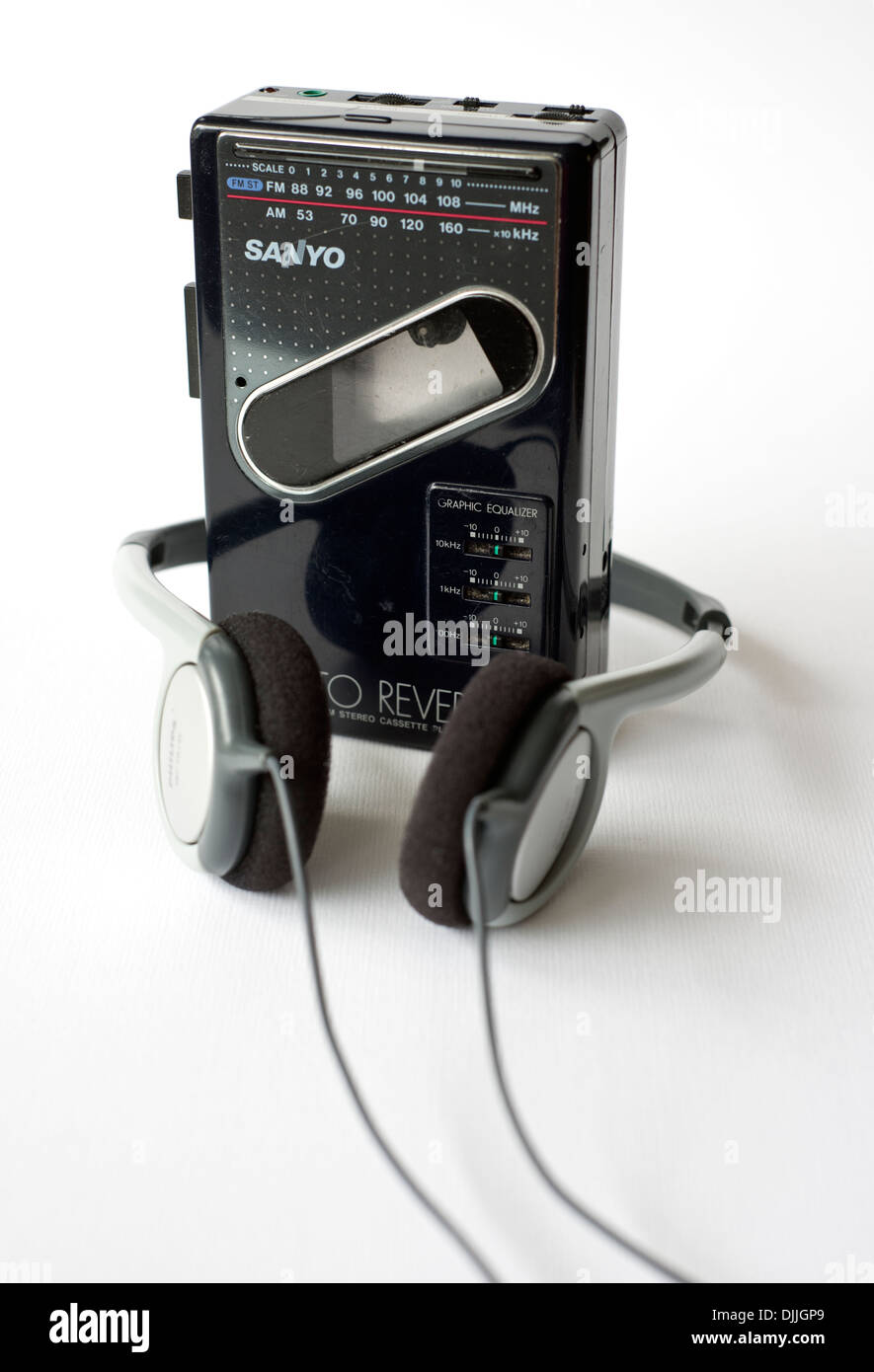 Ein Alter Sanyo Walkman persönliche Kassette Player inklusive Radio, zusammen mit ein paar Kopfhörer auf weißem Hintergrund Stockfoto