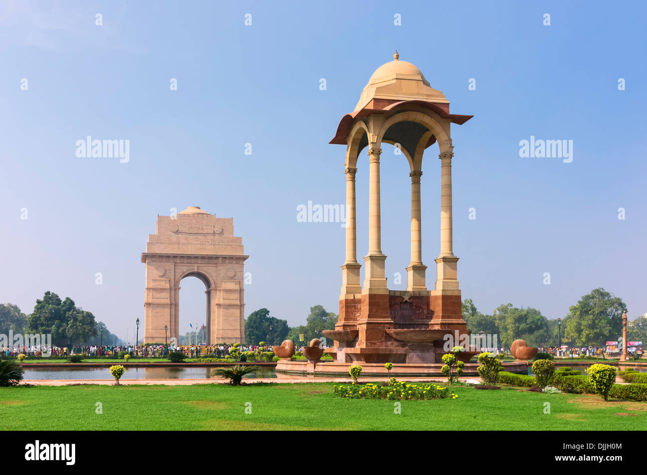 India Gate, Denkmal für die indischen Soldaten, die in WW1 und die leeren Baldachin im Vordergrund, New Delhi, Indien. Stockfoto
