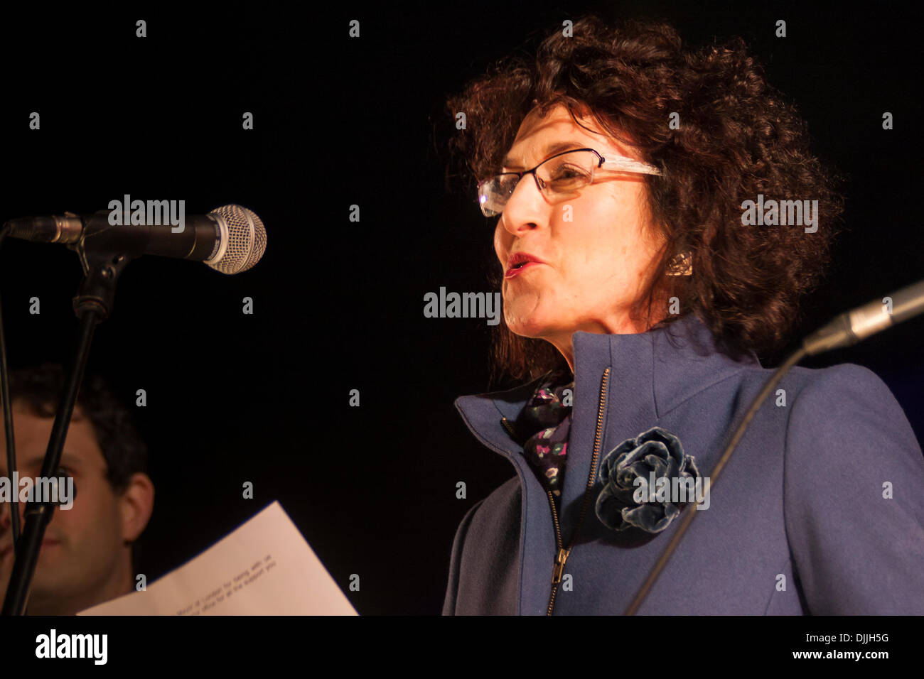 London, UK. 28. November 2013. Ex-Abgeordneter und Minister des Staates Gillian Merron Adressen startet das Publikum auf dem Trafalgar Square als das jüdische Lichterfest Chanukka, Credit: Paul Davey/Alamy Live News Stockfoto