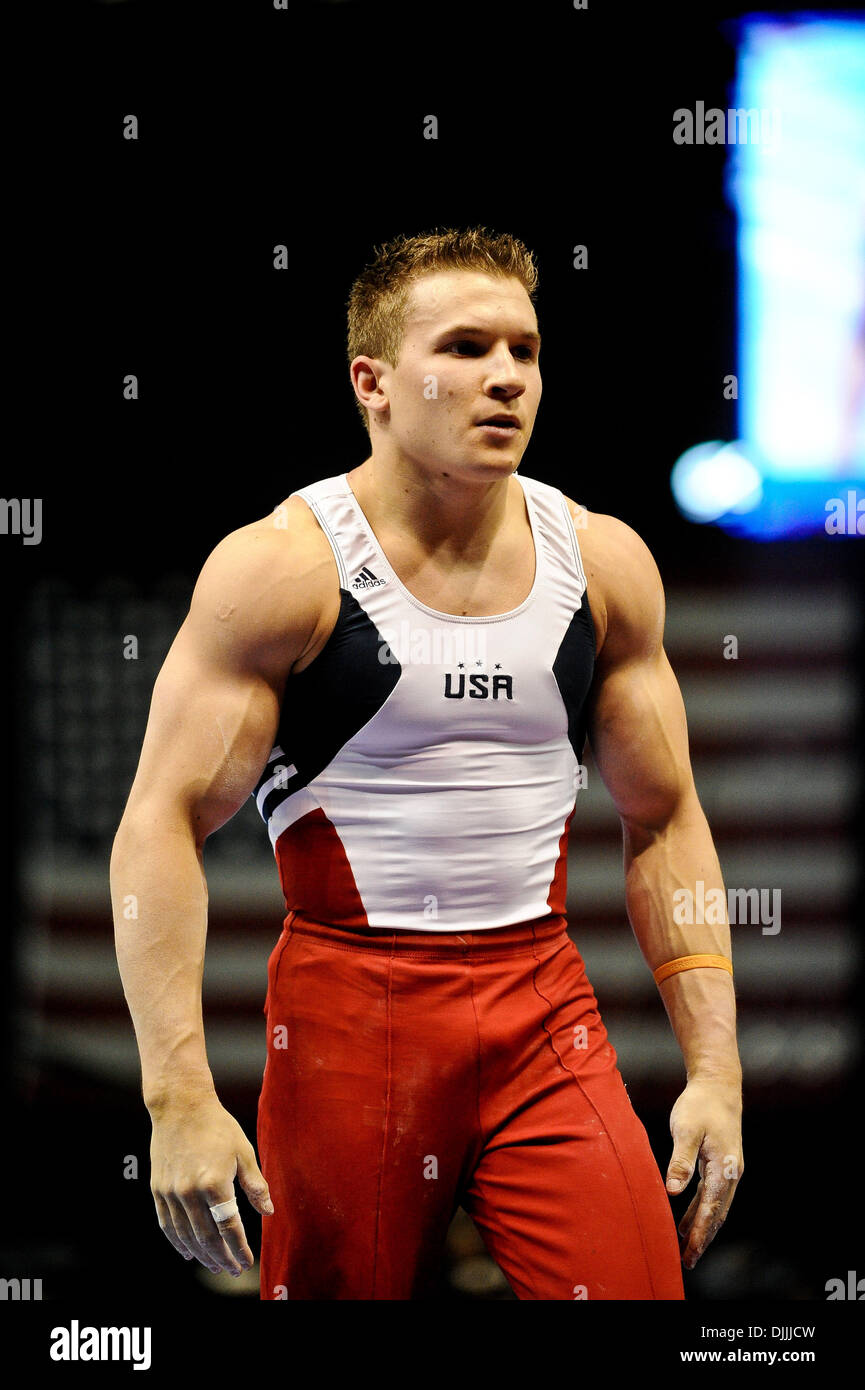 13. August 2010 - Hartford, Connecticut, Vereinigte Staaten von Amerika - 13. August 2010: JONATHAN HORTON führt am Barren während der 2010 VISA-Meisterschaften der Herren, Finale im XL Center in Hartford, Connecticut. Obligatorische Credit: Geoff Bolte / Southcreek Global (Kredit-Bild: © Southcreek Global/ZUMApress.com) Stockfoto