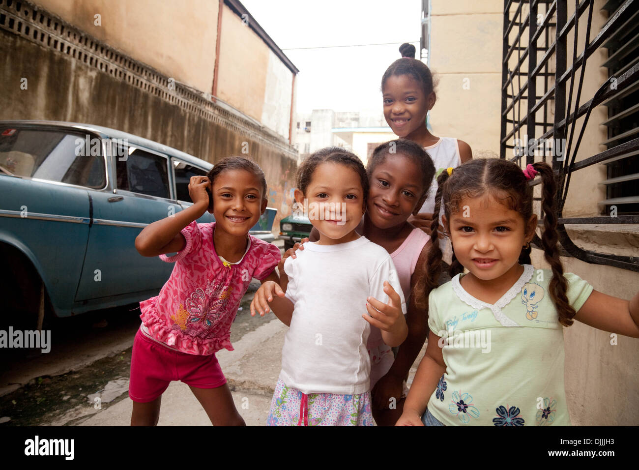 Kuba Kinder - Glückliche kubanische Kinder spielen auf der Straße in einer armen Gegend der Altstadt von Havanna, Kuba Karibik, Lateinamerika Stockfoto