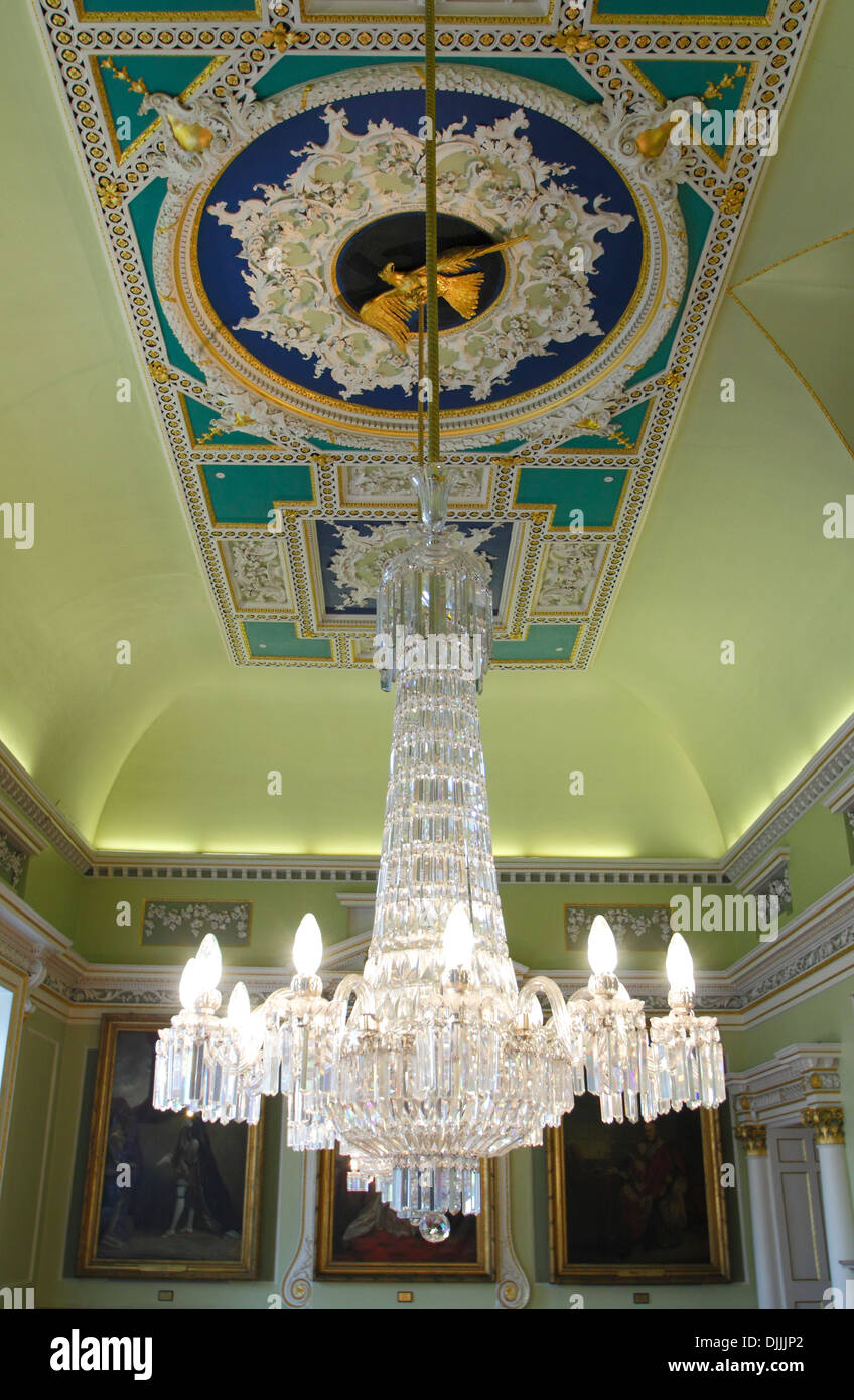 18thC Kronleuchter im Ballsaal, ehemals The Grand Room in Doncaster Mansion House, Doncaster, South Yorkshire, Großbritannien Stockfoto