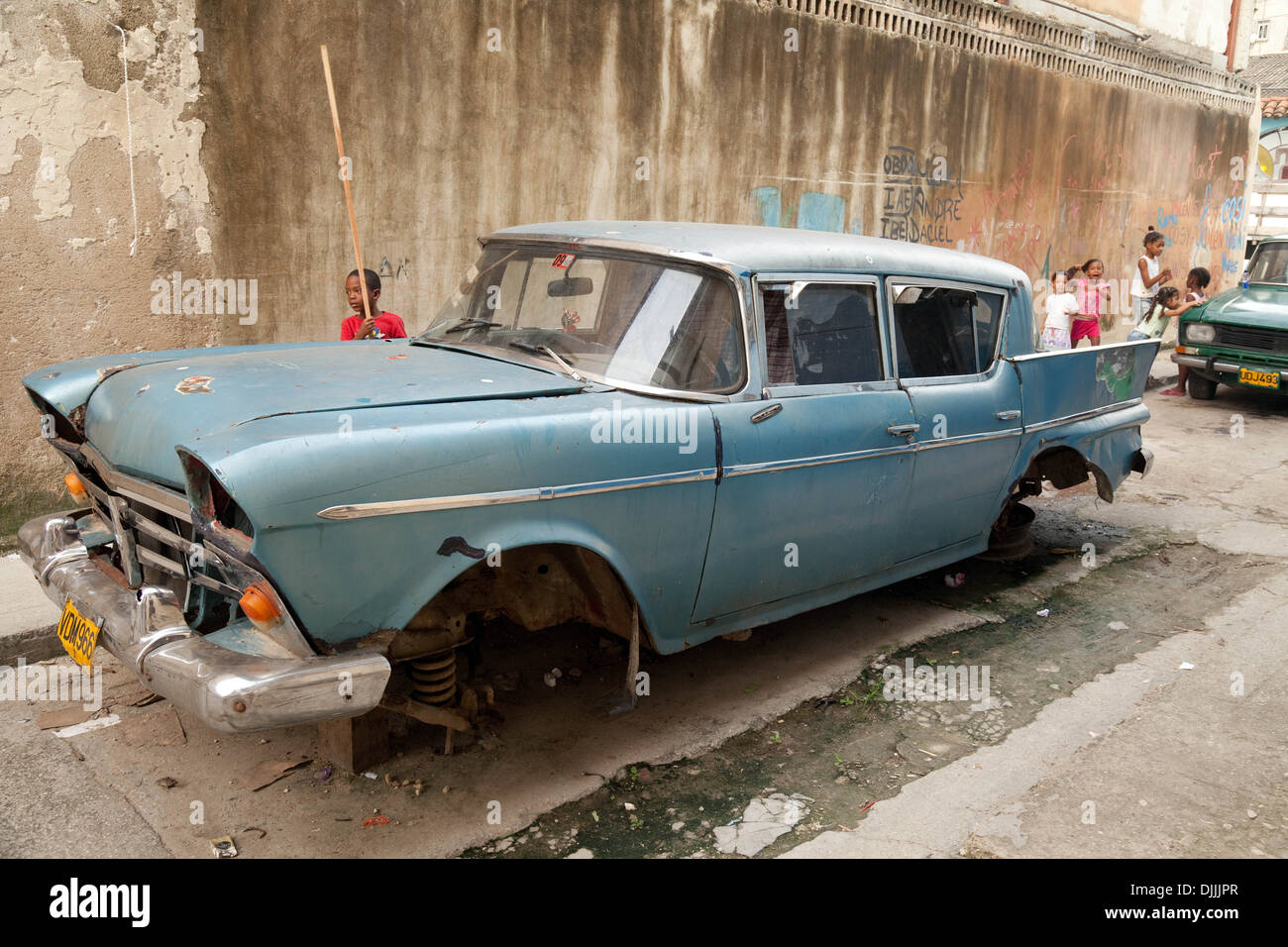Ein altes amerikanisches Auto auf Steinen - Armut in einer armen Gegend von Havanna, Havanna Kuba, Karibik Stockfoto