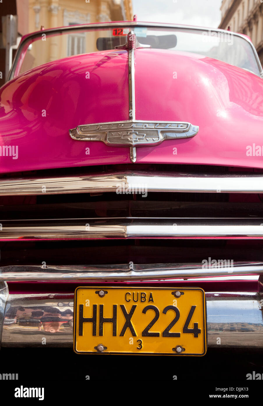 Die Vorderseite des alten Amerika Oldtimer - rosa Chevrolet, Parken auf der  Straße in Havanna, Kuba, Karibik Stockfotografie - Alamy