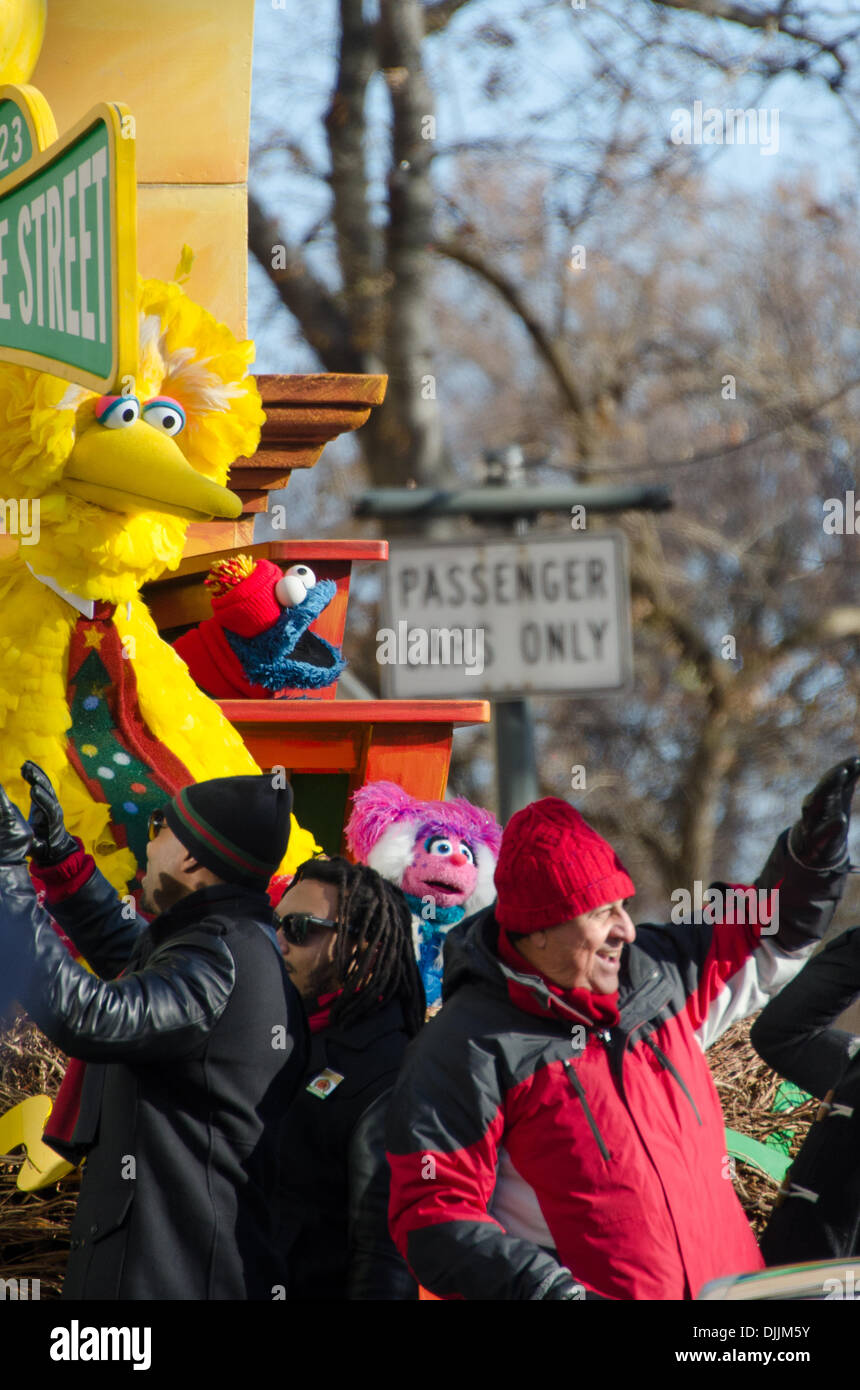 New York, USA.  28. November 2013. Jimmy Fallon und die Wurzeln auf dem Sesamstraße Schwimmer während der 87. jährlichen Macy's Thanksgiving Day Parade. Bildnachweis: Jennifer Booher/Alamy Live-Nachrichten Stockfoto