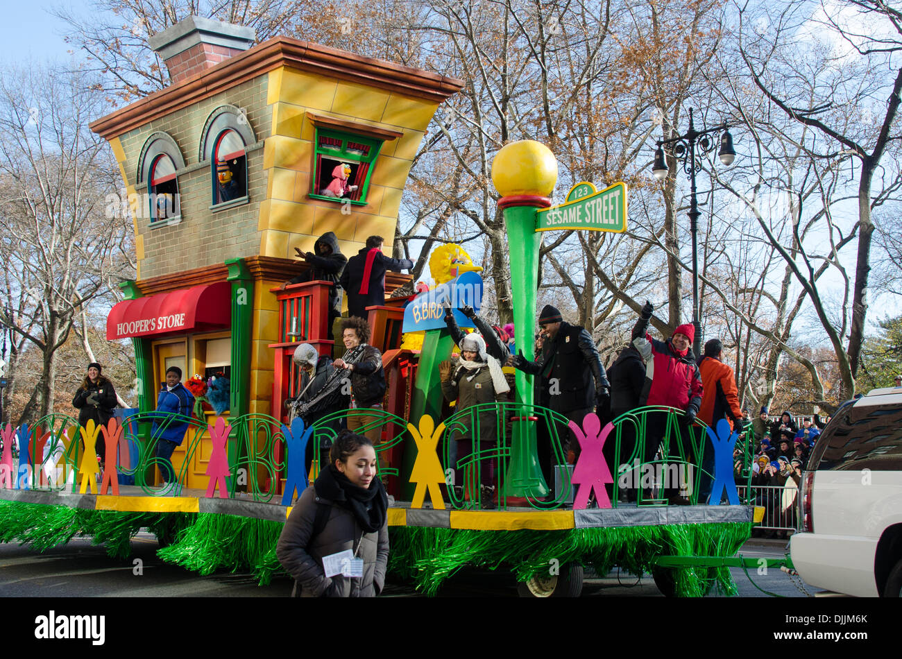 New York, USA.  28. November 2013. Jimmy Fallon und die Wurzeln auf dem Sesamstraße Schwimmer während der 87. jährlichen Macy's Thanksgiving Day Parade. Bildnachweis: Jennifer Booher/Alamy Live-Nachrichten Stockfoto