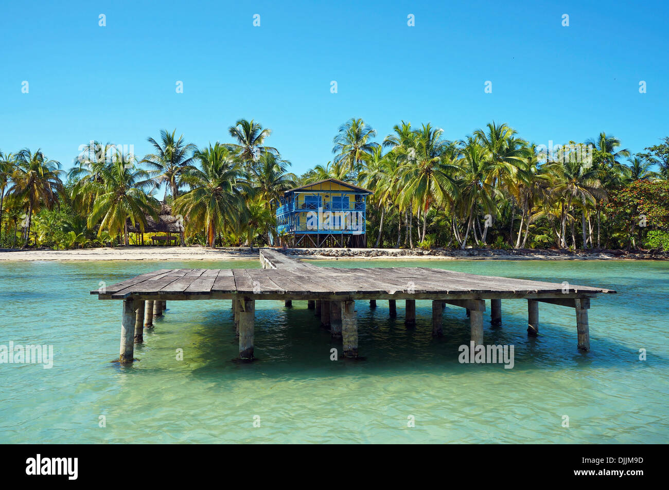 Tropische Küste mit Beach House und seine Dock, Karibik Stockfoto