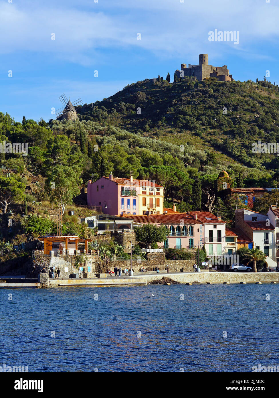 Küste im Dorf von Collioure mit Windmühle und Burg, Mittelmeer, Roussillon, Vermilion Küste, Frankreich Stockfoto