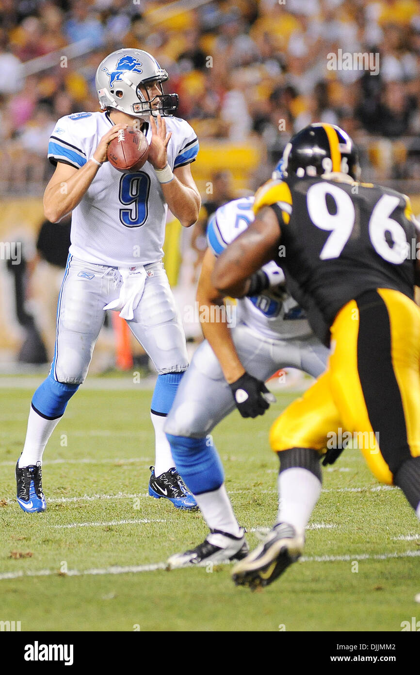 14. August 2010 - Pittsburgh, PENNSYLVANNIA, Vereinigte Staaten von Amerika - 14. August 2010: Detroit Lions Quarterback MATTHEW STAFFORD (9) fällt wieder um einen Pass im ersten Quartal wie Pittsburgh Steelers defensive End ZIGGY HOOD (96) versucht, seinen Weg um die Linie für der Plünderung zu machen, wie die Pittsburgh Steelers auf den Detroit Lions in ihrer ersten Saison 2010 N Spiel nehmen Stockfoto