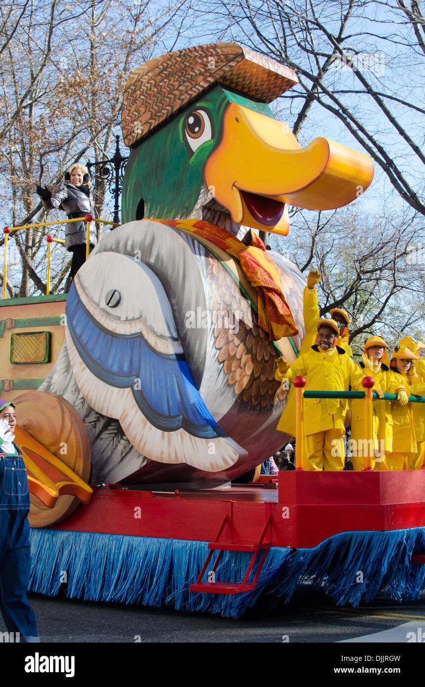 NEW YORK, NY, USA, 28. November 2013.  Megan Hilty Wellen von einem Schwimmer in der 87. jährlichen Macy's Thanksgiving Day Parade. Bildnachweis: Jennifer Booher/Alamy Live-Nachrichten Stockfoto