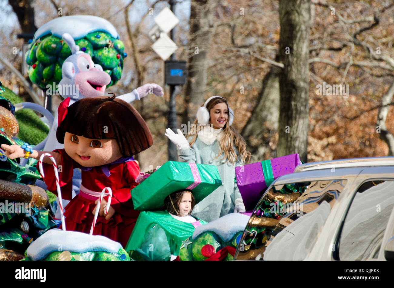 NEW YORK, NY, USA, 28. November 2013. Ariana Grande Wellen von Dora Explorer Float in der 87. jährlichen Macy's Thanksgiving Day Parade. Bildnachweis: Jennifer Booher/Alamy Live-Nachrichten Stockfoto