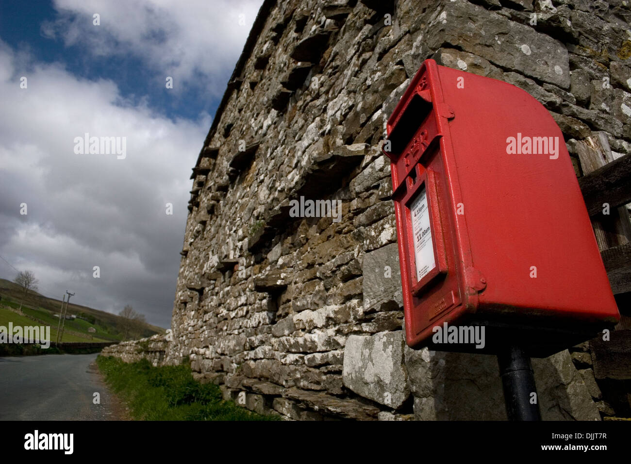 ländliche Elizabeth II Lampe Briefkasten nr Muker, Swaledale, Yorkshire Dales, England Stockfoto