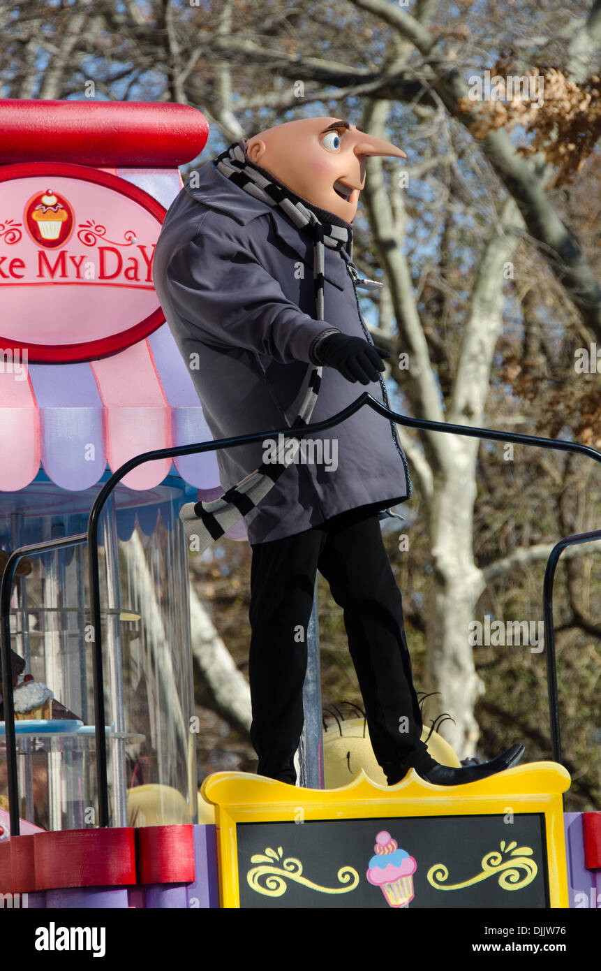 NEW YORK, NY, USA, 28. November 2013. Die 87. jährlichen Macy's Thanksgiving Day Parade rückt Central Park West. Bildnachweis: Jennifer Booher/Alamy Live-Nachrichten Stockfoto