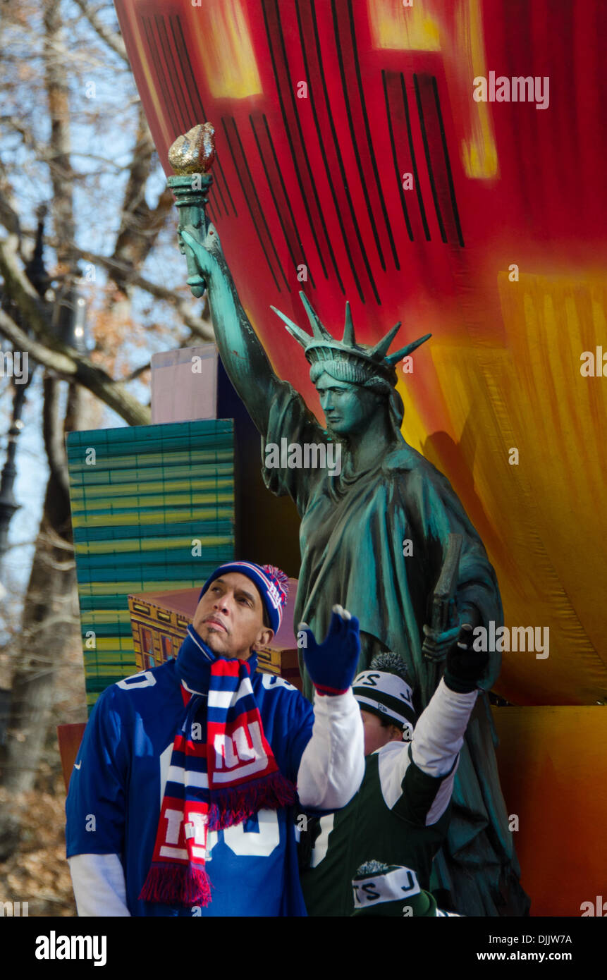 NEW YORK, NY, USA, 28. November 2013. NY Giants Wide Receiver Amani Toomer Wellen von einem Float feiert den Big Apple während der 87. jährlichen Macy's Thanksgiving Day Parade. Bildnachweis: Jennifer Booher/Alamy Live-Nachrichten Stockfoto