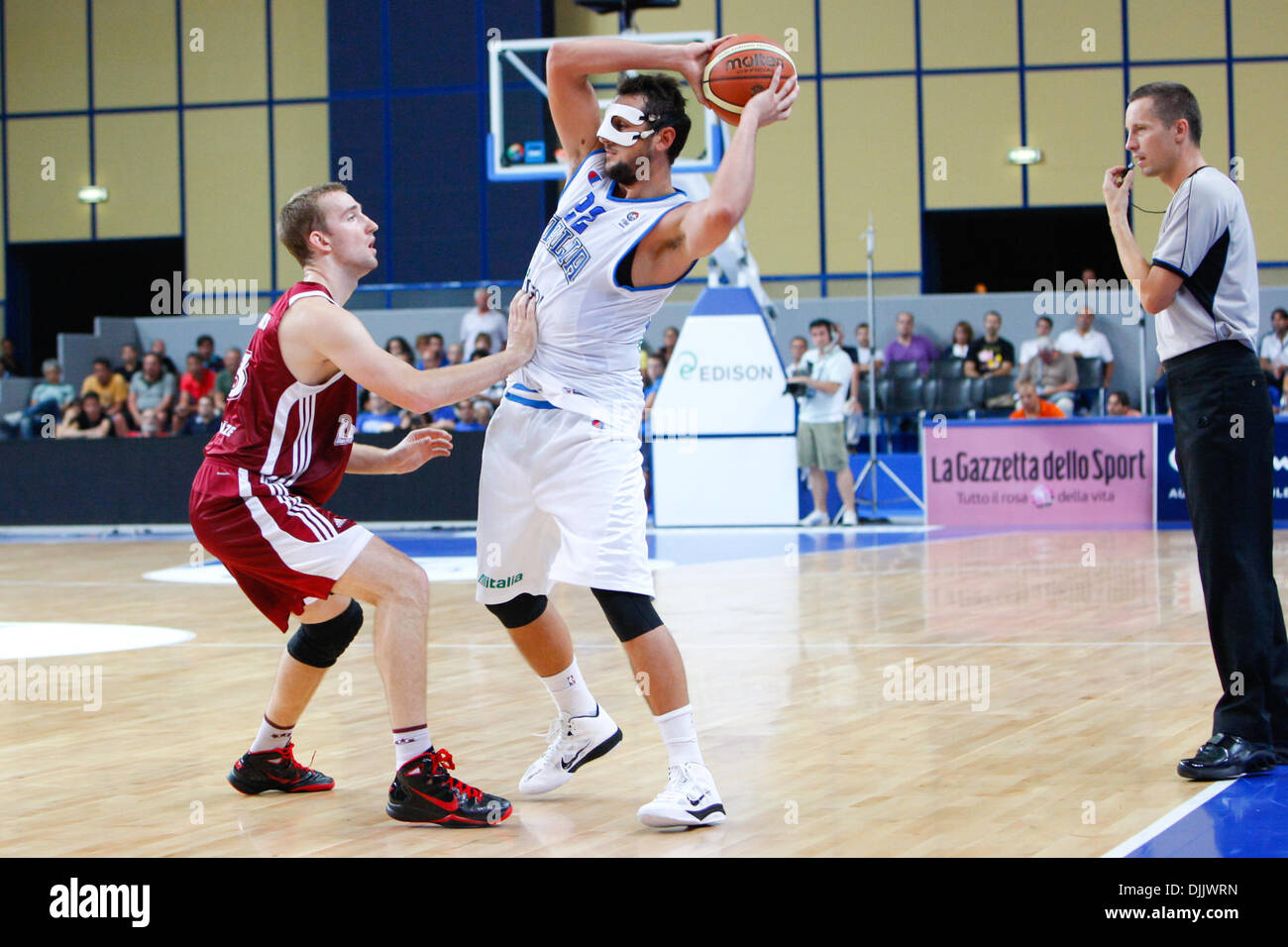 20. August 2010 - Bari, Italien - FIBA EUROPEAN CHAMPIONSHIP Qualifikation Italien gegen Lettland. Bellinelli von Italien auf der Suche nach einem offenen Teamkollege. (Kredit-Bild: © Andrea Ranalli/Southcreek Global/ZUMApress.com) Stockfoto