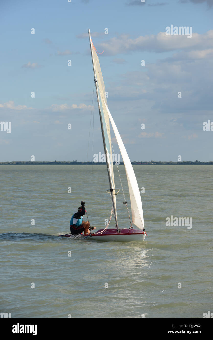 Ein Segelboot am Plattensee (Ungarn). Stockfoto