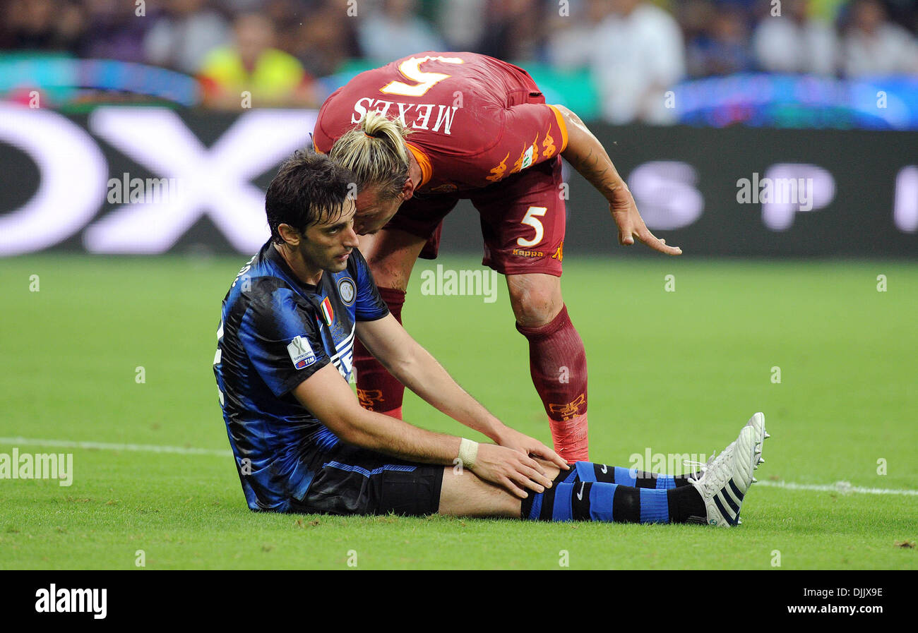 21 August 2010 Mailand Italien Diego Milito Von Inter Mailand Argumentiert Mit Philippe Mexes Der As Roma Wahrend Der Supercoppa Italiana Fussballspiel Zwischen Inter Mailand Und As Rom Im San Siro Stadion