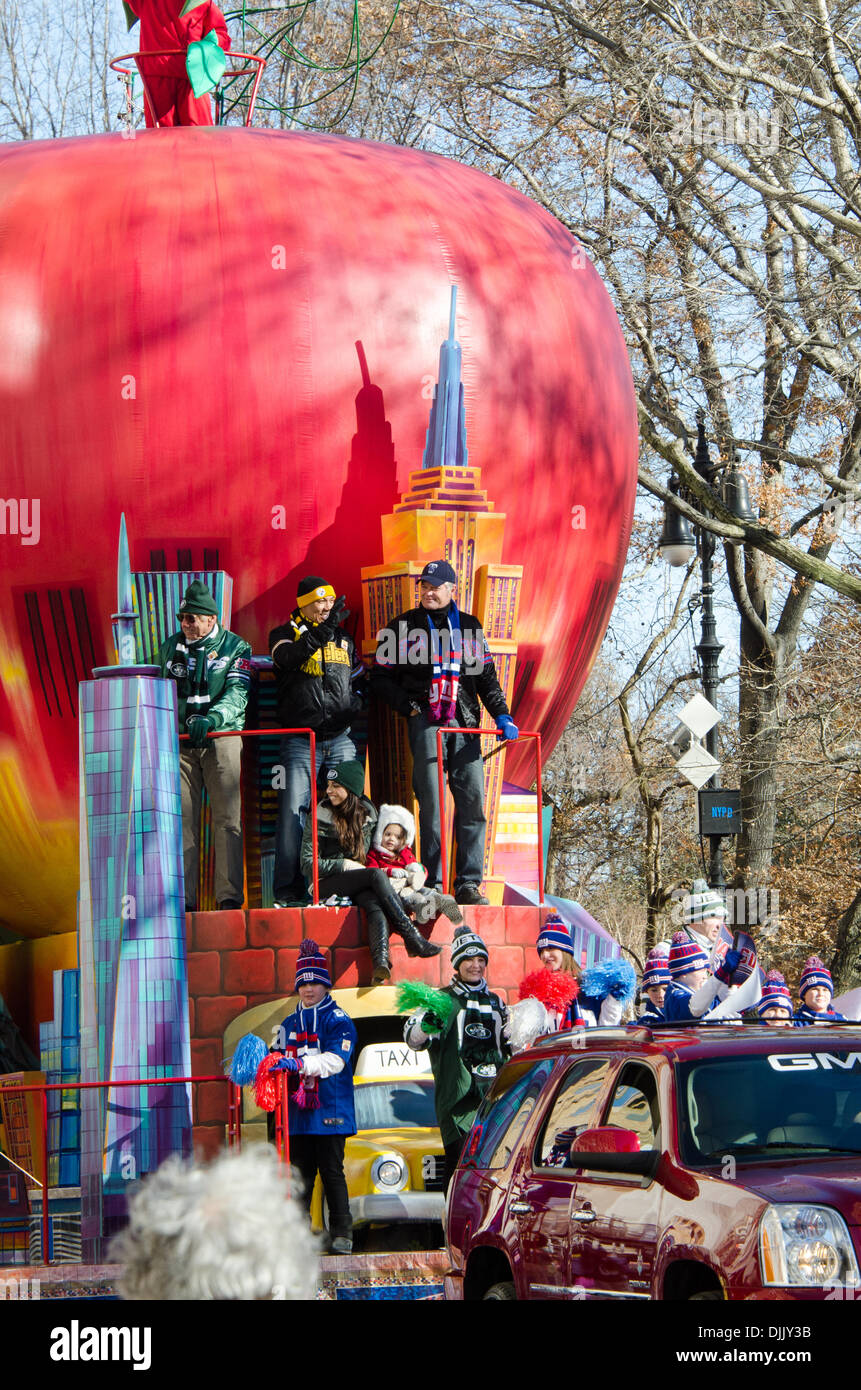 NEW YORK, NY, USA, 28. November 2013. Ein Float feiert den Big Apple trägt Sportstars Bart Oates, Hines Ward und Joe Namath während der 87. jährlichen Macy's Thanksgiving Day Parade. Bildnachweis: Jennifer Booher/Alamy Live-Nachrichten Stockfoto