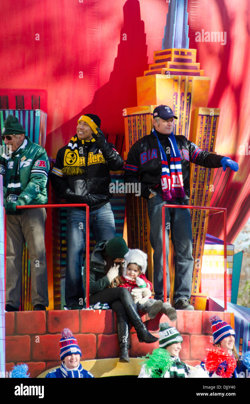 NEW YORK, NY, USA, 28. November 2013. Ein Float feiert den Big Apple trägt Sportstars Hines Ward, Bart Oates und Joe Namath während der 87. jährlichen Macy's Thanksgiving Day Parade. Bildnachweis: Jennifer Booher/Alamy Live-Nachrichten Stockfoto