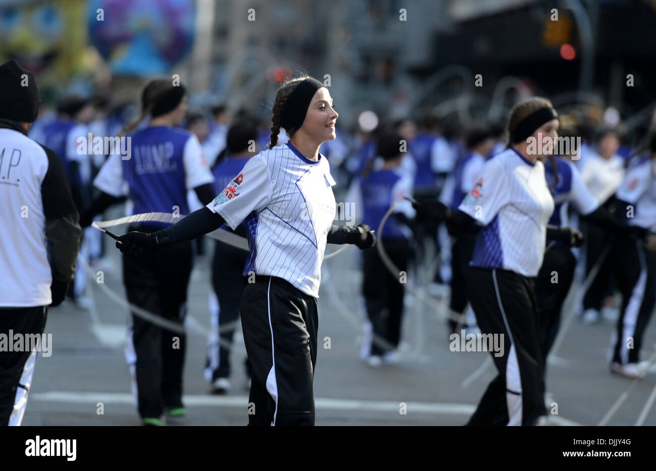 New York, USA. 28. November 2013. Menschen besuchen die Macy's Thanksgiving Day Parade in New York, Vereinigte Staaten, 28. November 2013. (Xinhua/Wang Lei/Alamy Live News) Stockfoto