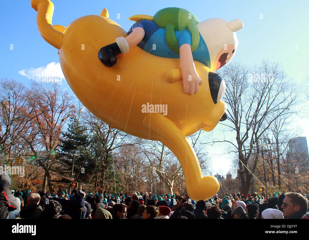 New York, USA. 28. November 2013. Pikachu Ballon schwebt über der Straße während der Macy's Thanksgiving Day Parade in New York, Vereinigte Staaten, 28. November 2013. (Xinhua/Wu Rong) Stockfoto