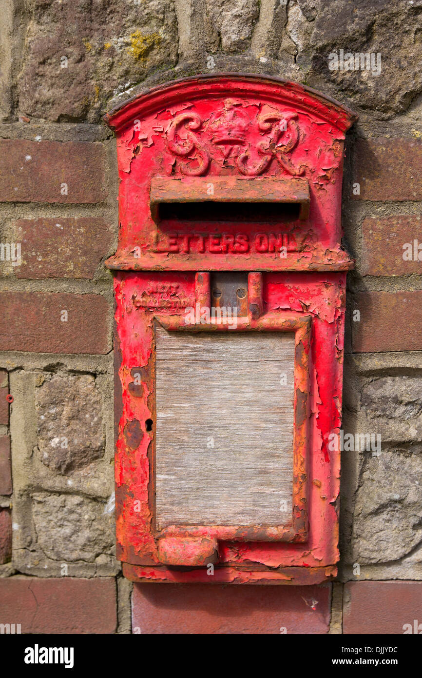 schäbige stillgelegten George V Lampe Briefkasten set in eine Wand, Arford, Hindhead, Surrey Stockfoto