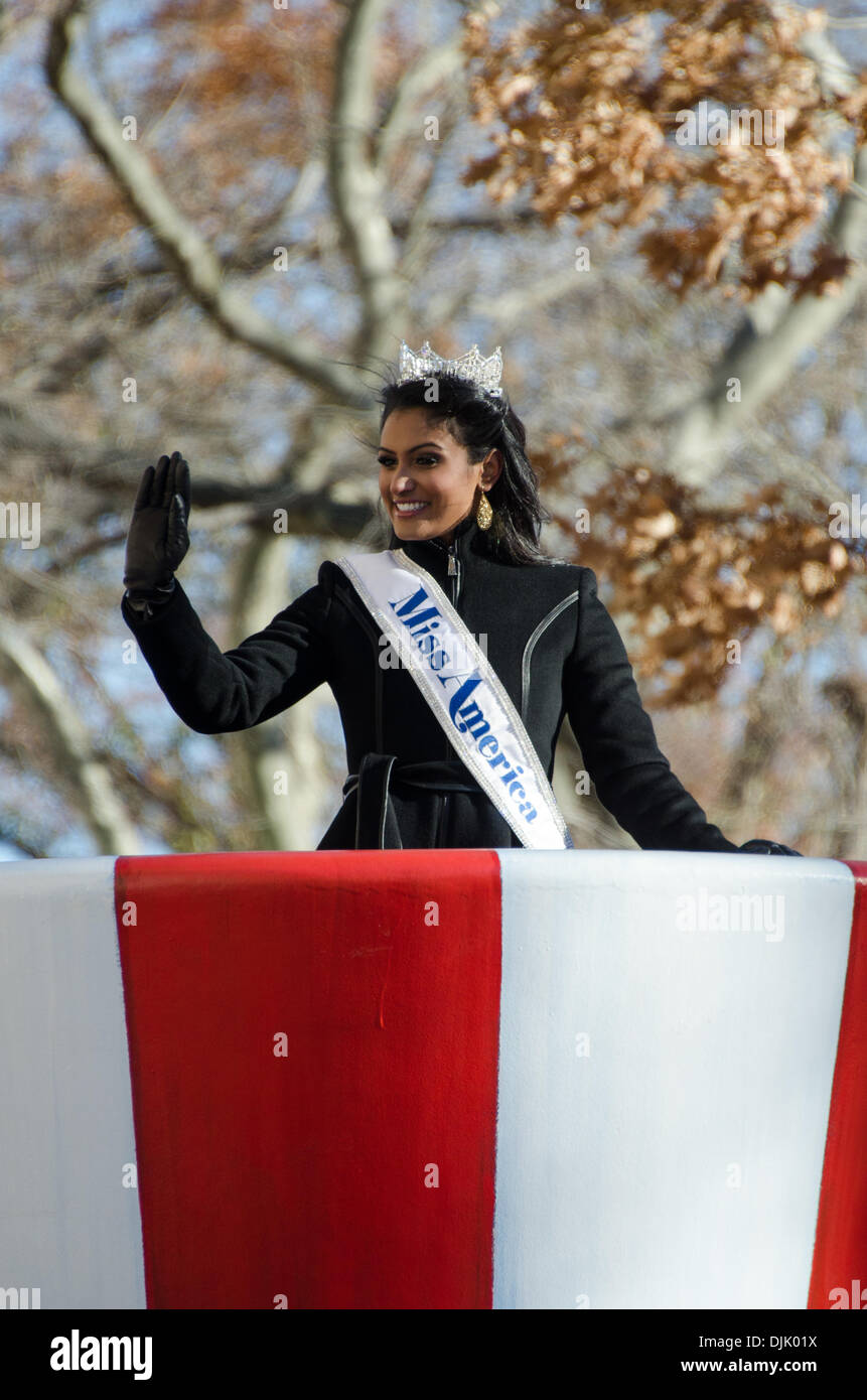 NEW YORK, NY, USA, 28. November 2013. Nina Davuluri, Miss America 2014, Wellen von Drakes Kuchen Float in der 87. jährlichen Macy's Thanksgiving Day Parade. Bildnachweis: Jennifer Booher/Alamy Live-Nachrichten Stockfoto