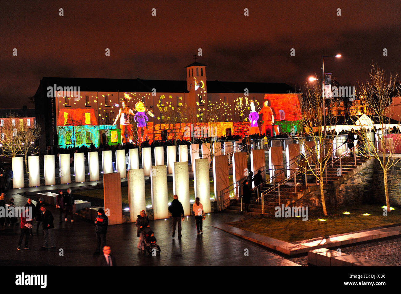 Derry, Londonderry, UK. 28. November 2013. Eine imaginäre Welt Projektion (von Ocubo, Portugal) auf der Clock Tower von der ehemaligen Kaserne am Ebrington Platz. Die Installation eines 17, ist Teil des Lumiere, eine 4-Tages-Feier des Lichts in der britischen Stadt Europas 2013.  Das Event läuft vom 28. November bis 1. Dezember 2013. Bildnachweis: George Sweeney /Alamy Live-Nachrichten Stockfoto