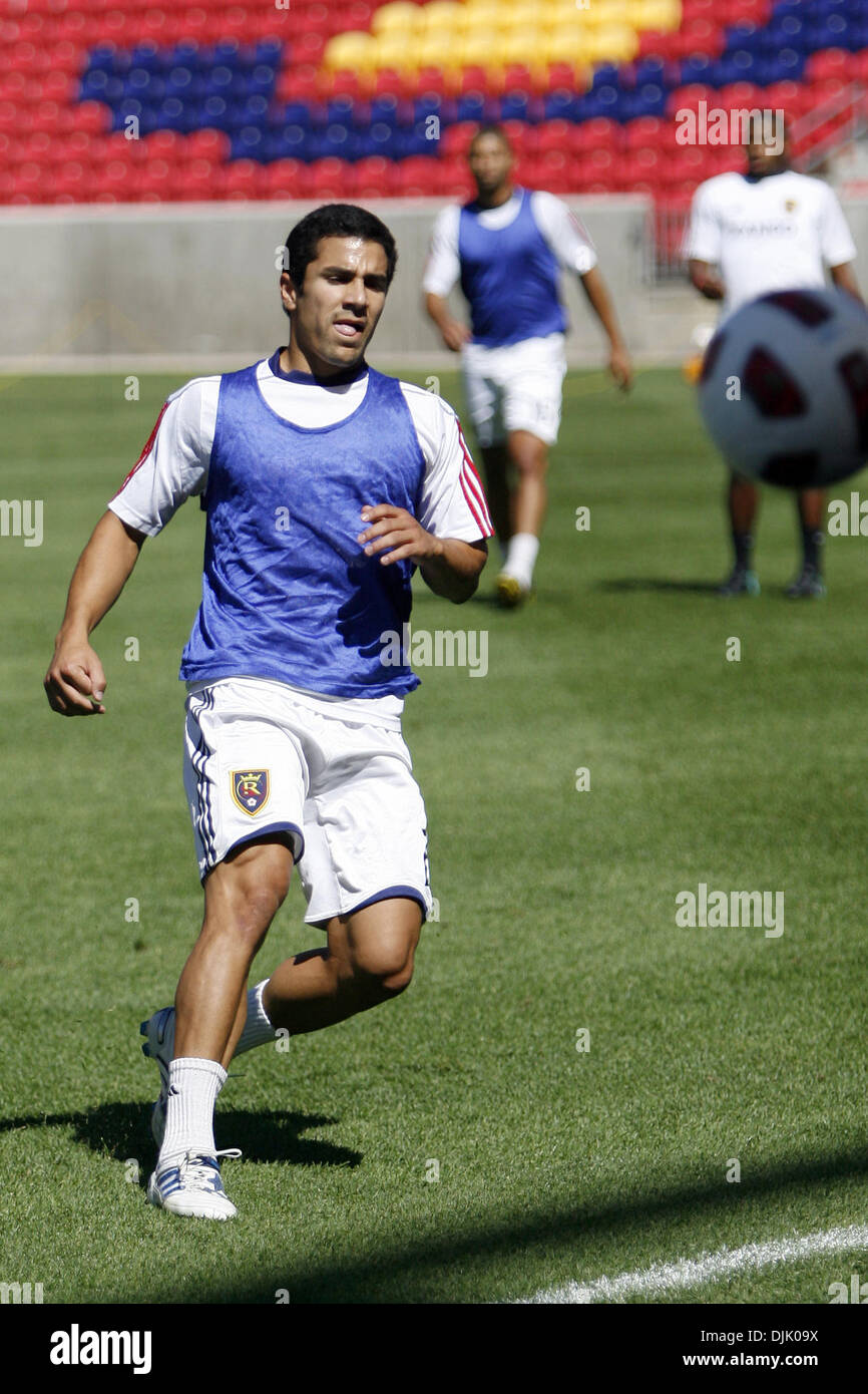 21. August 2010 - Sandy, Utah, Vereinigte Staaten von Amerika - 21. August 2010: Real Salt Lake Verteidiger Tony Beltran (2) Züge zum letzten Mal zu Hause in Rio Tinto Stadium vor der CONCACAF Champions League-in Mexiko gegen Cruz Azul Spiel. Real Salt Lake aussehen zu machen, ihren zweiten Sieg für das Turnier. . Obligatorische Credit: Stephen Holt / Southcreek Global (Kredit-Bild: © historischen Stockfoto