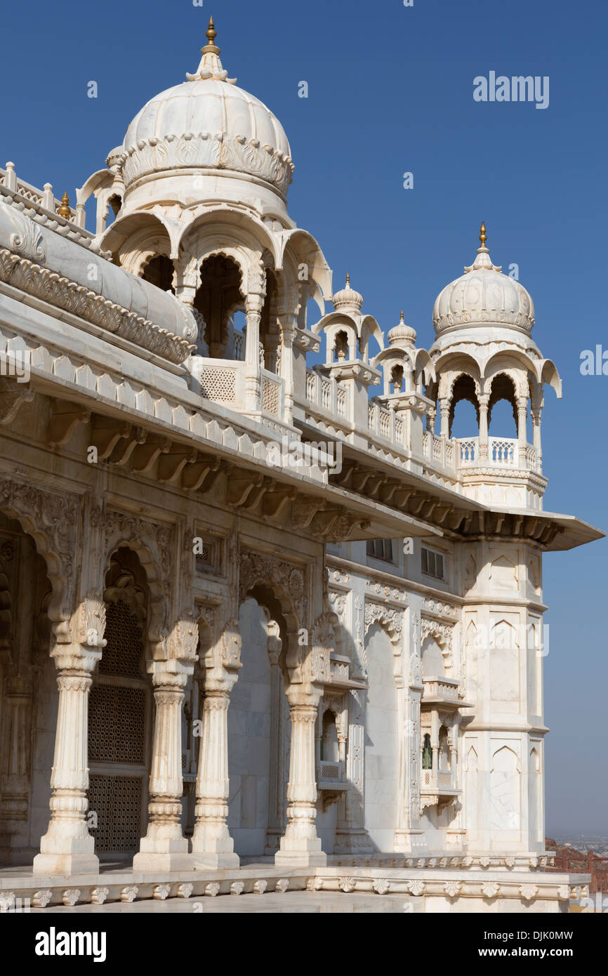 Fassade aus weißem Marmor von den prächtigen Tempel Jaswant Thada. Dieser Tempel ist bekannt als das "kleine Taj". Stockfoto