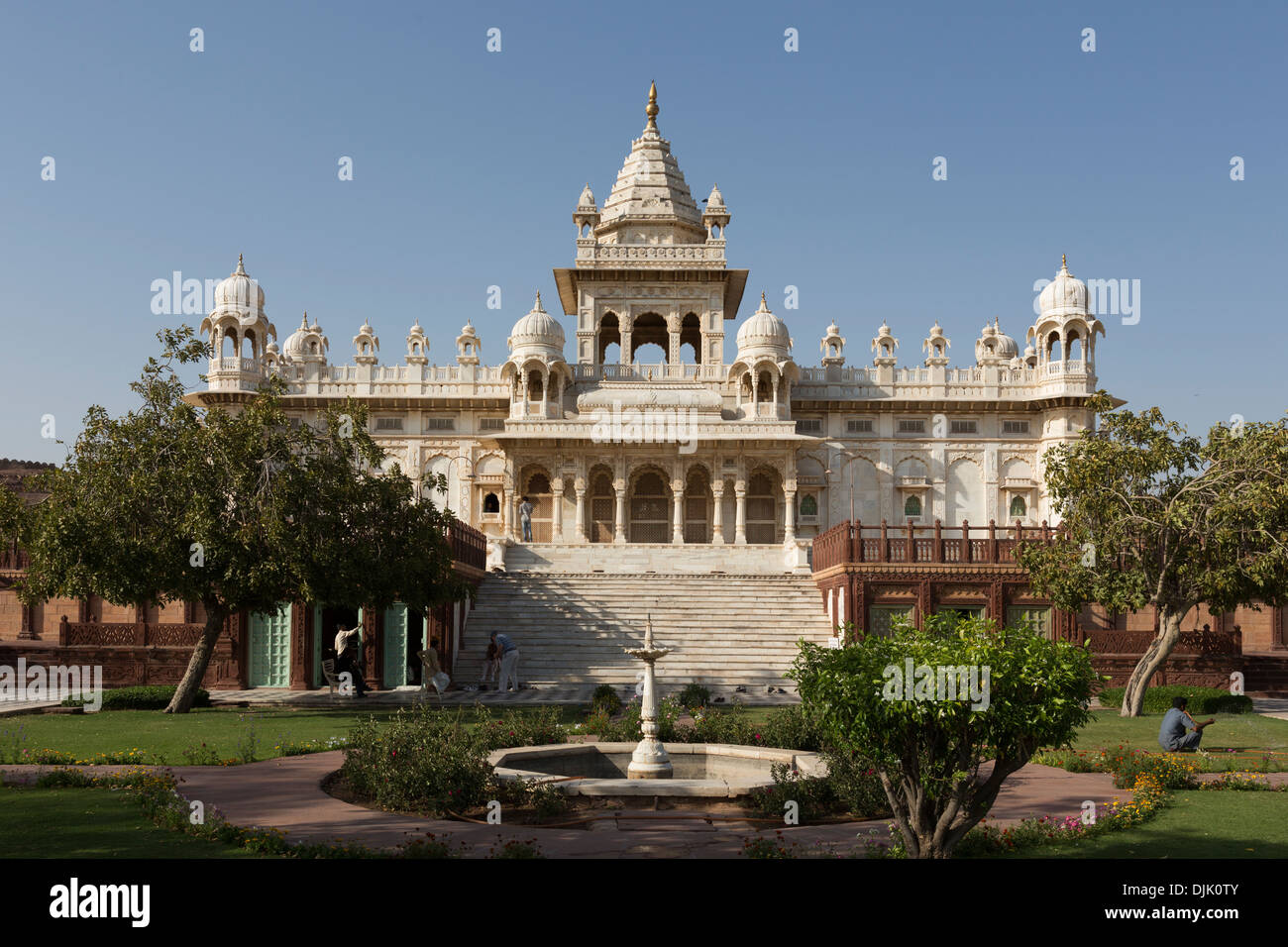 Fassade aus weißem Marmor von den prächtigen Tempel Jaswant Thada. Dieser Tempel ist bekannt als das "kleine Taj". Stockfoto