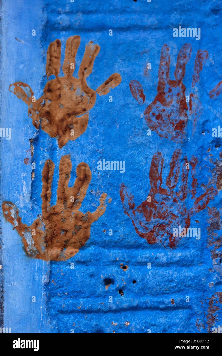 Mehrere Hände auf einem Fenster gemalt bezieht sich auf die Zeremonie der Sati. Stockfoto