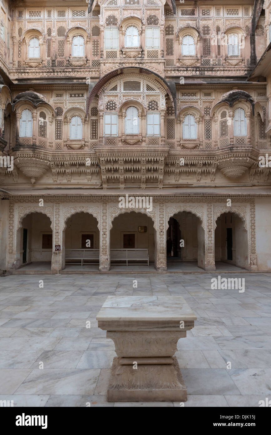 Einer der Innenhöfe des Mehrangarh Fort, im Jahre 1459 erbaut und war die Residenz des Maharadschas bis ins 20. Jahrhundert. Stockfoto