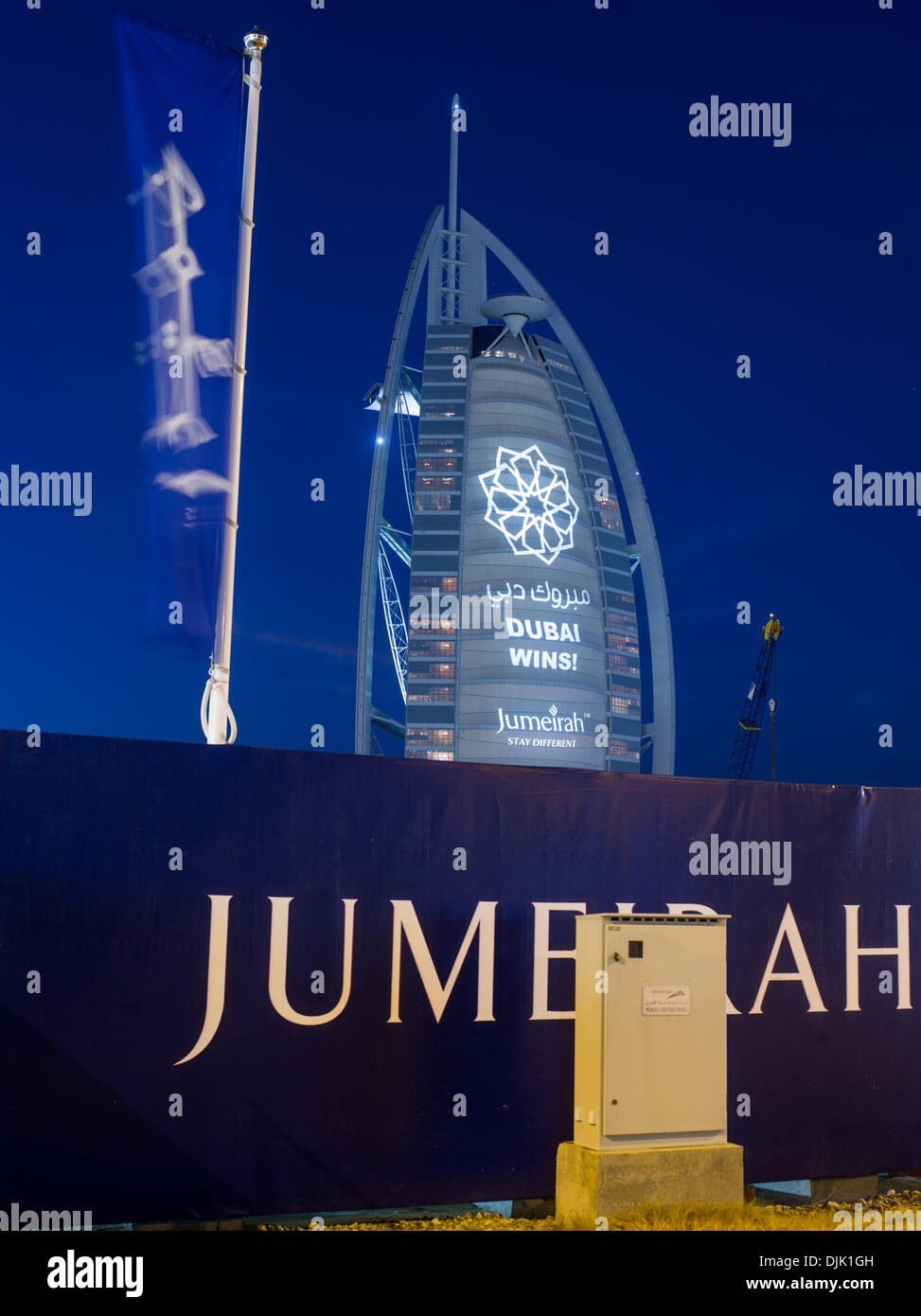 Die Feier gehen auf in Dubai, nachdem der Ausschuss entschieden, die Perle der Emirate, der Expo 2020 auszurichten. Das sieben Sterne Landmark Hotel Burj Al Arab Meldung eine gewinnende an der Außenfassade Stockfoto