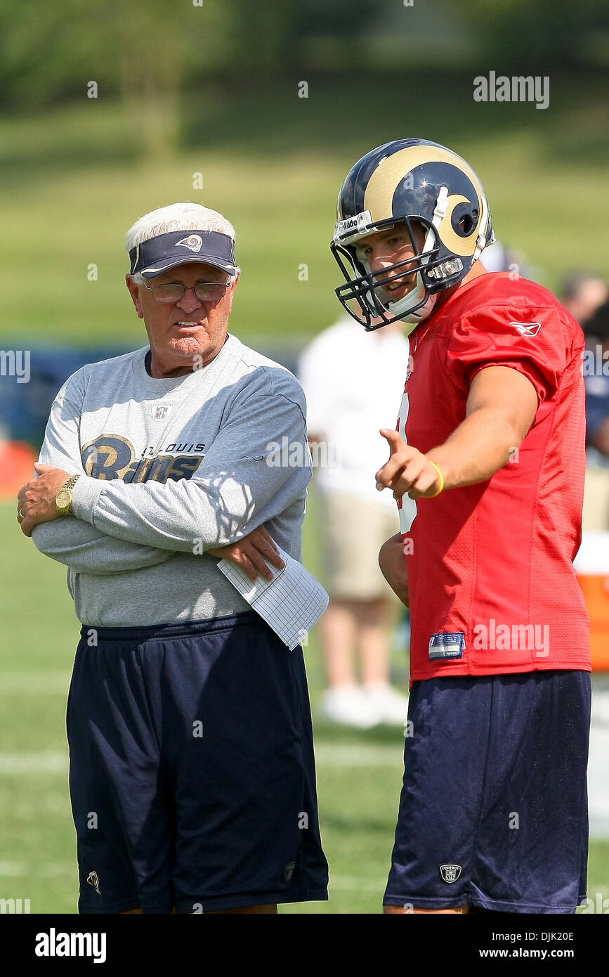 24. August 2010 Gespräche - Earth City, Missouri, Vereinigte Staaten von Amerika - Saint Louis Rams Quarterback Sam Bradford (#8) mit St. Louis Rams Assisatant Head Coach Richard Curl in St. Louis Rams am Nachmittag Trainingslager im Russell-Ausbildungszentrum in Earth City, Missouri. (Kredit-Bild: © Scott Kane/Southcreek Global/ZUMApress.com) Stockfoto