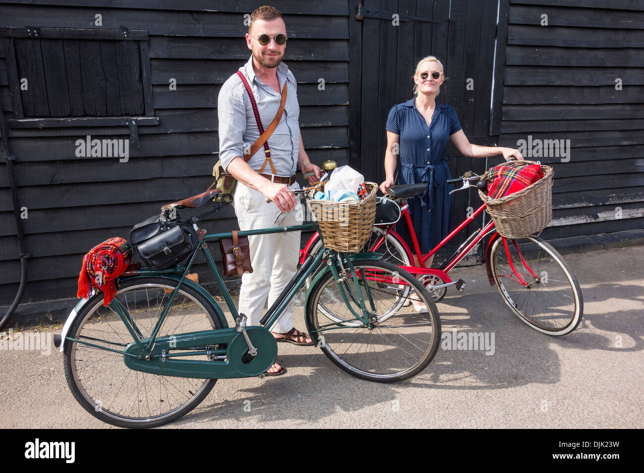 1940er Jahre 40er Jahre Re-Enactment-paar mit Vintage Fahrräder Stockfoto